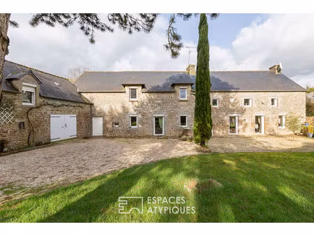 belle maison en pierre rénovée et son atelier à la campagne.