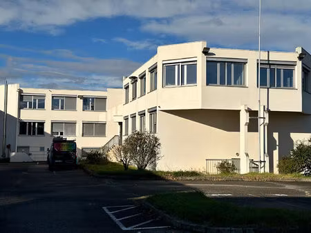 étage complet de bureaux cloisonnés   environ 770 m² au 1er etage - accès pmr - parking pr