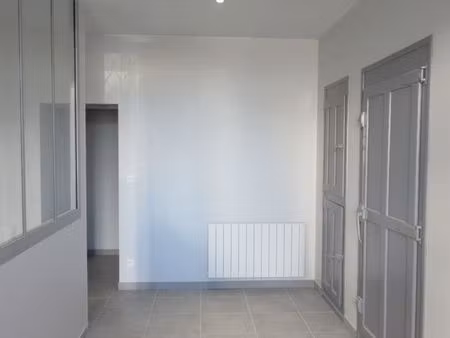 maison élevée en rdc avec étage  3 ch  avec cour et préau libre 1er mars