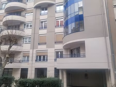 place de moto ou stockage 7m3 maxi dans garage fermé (porte et serrure de sécurité neuves)