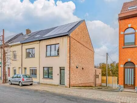 maison 3 façades rénovée au centre de huizingen