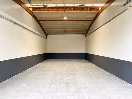 à louer : espace de stockage de 90 m² avec porte extérieure
