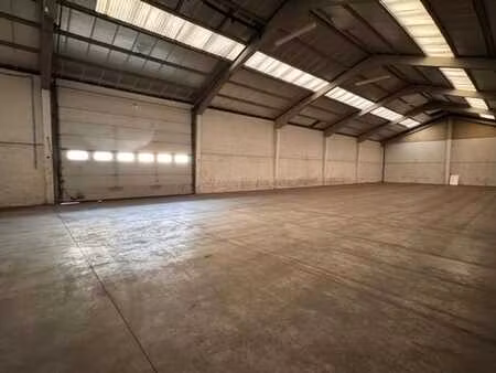 entrepôt logistique avec zone de chargement couverte