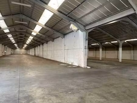 entrepôt logistique de 4700 m² + zone de chargement couverte