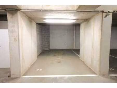 emplacement de parking en plein coeur de louvain-la-neuve