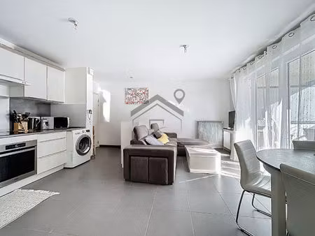 appartement t2 avec terrasse et place de parking.