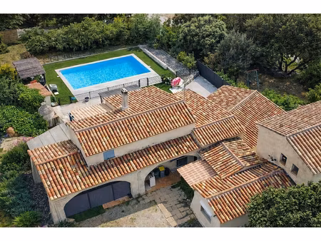 villa flassans sur issole 7 pièce(s) 185 m2 sur 2880m² de terrain avec piscine composée de