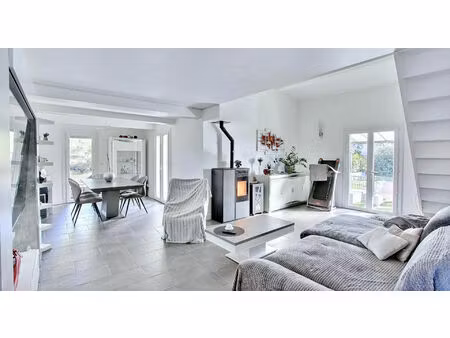 villa flassans sur issole 7 pièce(s) 185 m2 sur 2888m² de terrain avec piscine composée de