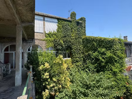 a l'ouest du département maison de village de caractère dominant la vallée