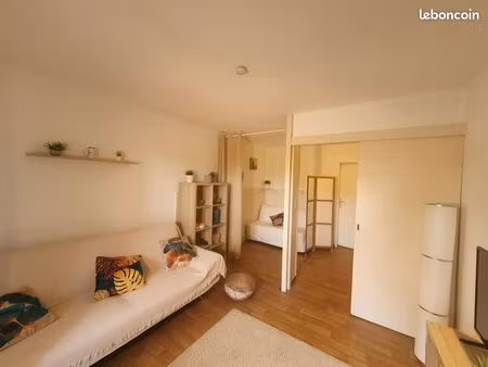 ? location studio meublé - port hyères - vue hippodrome