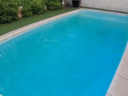 maison 3 faces avec grand garage et piscine