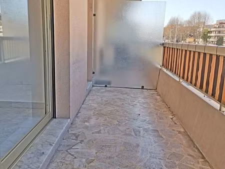 studio 32 m2 rénové + terrasse 12 m2 hippodrome proche mer