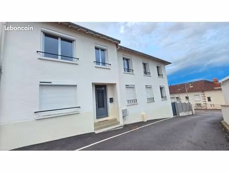 très belle maison rénovée avec petit jardinet et 2 places de parking