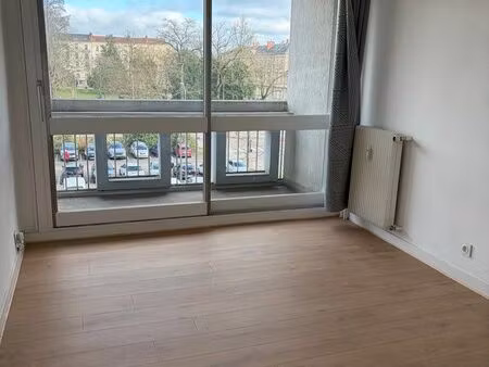 f3 lumineux entièrement rénové avec balcon