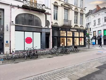 handelspand aan de winkelstraat van gent