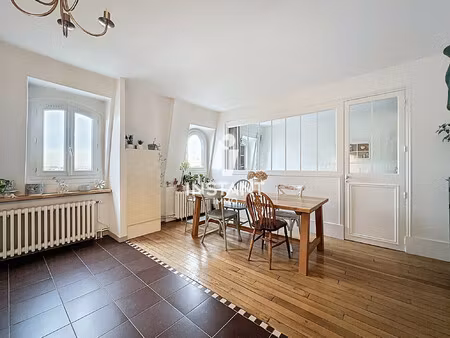 charme de l'ancien  lumière et cachet au dernier étage