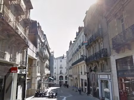 local commercial à louer à nantes centre avec grande vitrine piétonne