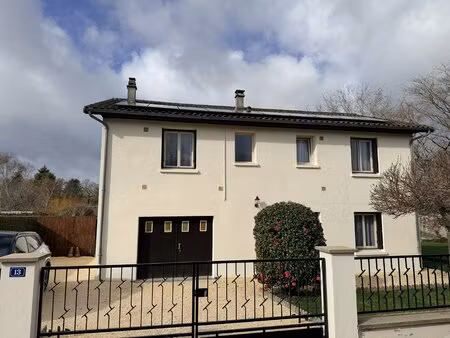 grande maison individuelle de 5 chambres  entièrement rénovée  dans un joli village