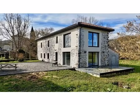 ferme de 154 m2 rénovée - 1 hectare de terre.