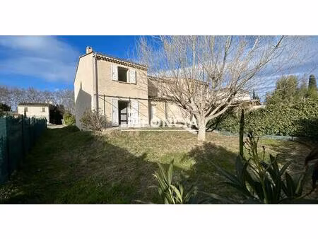 barbentane  maison  avec trois chambres jardin et garage  proche  commodités