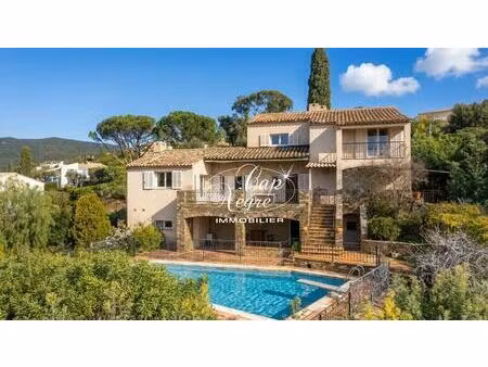 villa à 1min de la plage vue mer à rénover à vendre à cavalaire sur mer - golfe de saint..