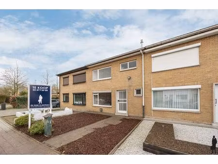 te renoveren woning op toplocatie in het centrum van beveren