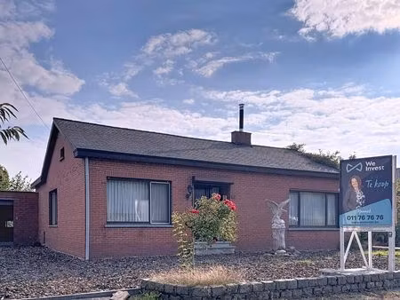 vrijstaande woning met garage en tuin in rustige woonwijk.