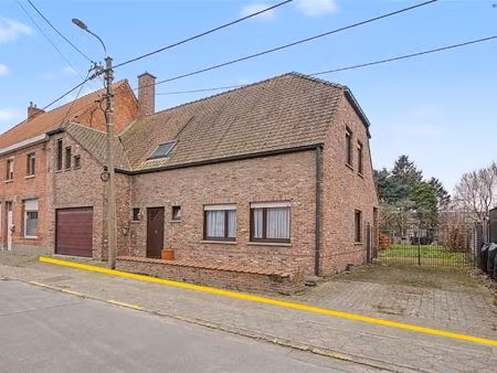 half open bebouwing met een uitstekende basis