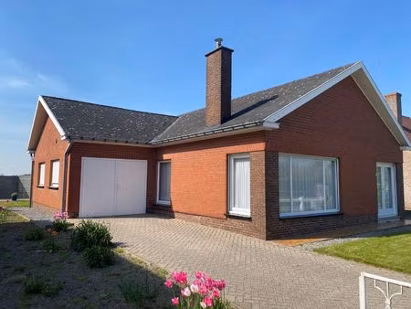 authentieke bungalow met inpandige garage en grote tuin