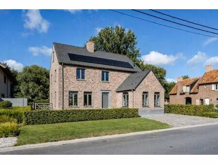 grote woning op ruim perceel met landelijk karakter.