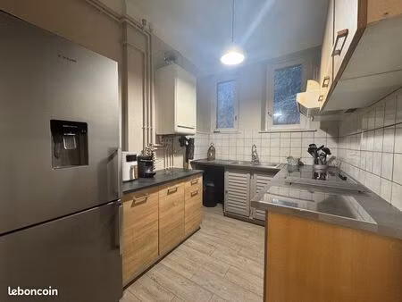 loue f3 de 75m2 situé au 1er étage