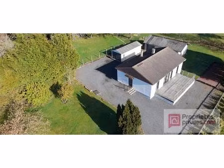 jolie maison et ses annexes aux portes de pont l'evêque  vue dégagée