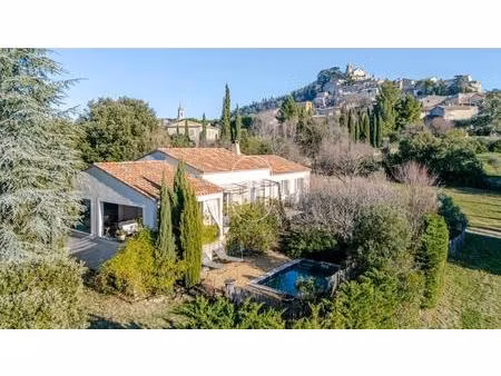 à vendre à bonnieux – maison de plain-pied avec 4 chambres proche cœur de village