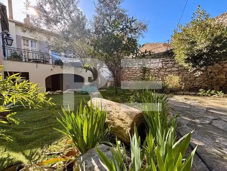 maison de ville pleine de charme avec jardin et grand garage à nîmes