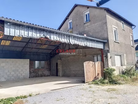 grande maison avec entrepôts