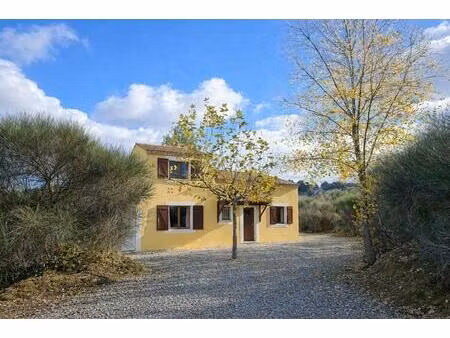 maison économe en énergie  avec vue dégagée et grand terrain en bordure d’un chemin de ran