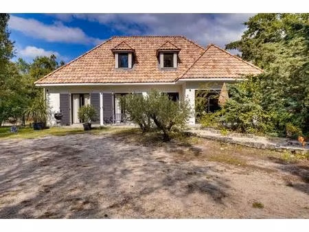 maison 6 pièces d'environ 180m2 habitables en r+1 avec terrasse sur parcelle de 1269m2.