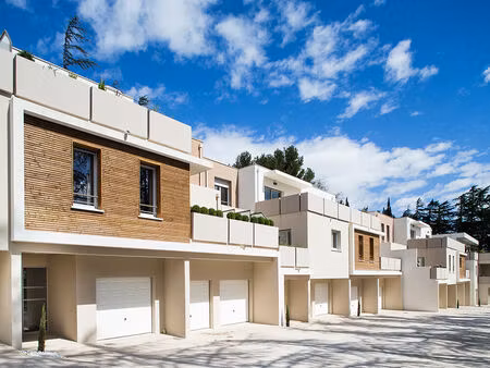 location commerce 15 m² à les angles (30133)