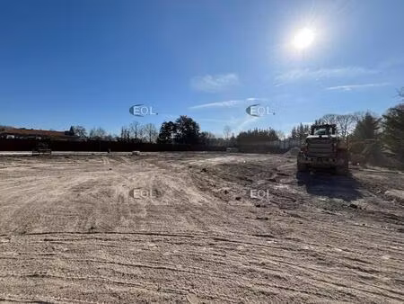 a louer ! terrain de 13 000m² avec superbe visibilité !