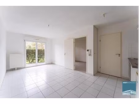 appartement deux pièces disposant d'un balcon et d'une place