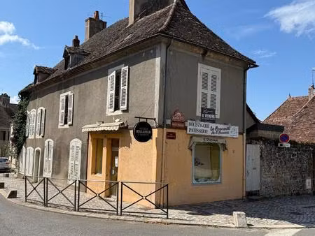 immeuble élevé sur trois niveaux