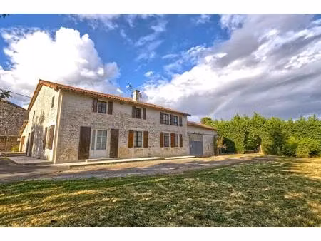 superbe ferme charentaise sur plus d’1 hectare de terrain