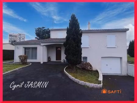 à deux pas du centre-ville et des commodités  découvrez cette maison lumineuse aux beaux v