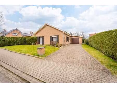 bungalow spacieux avec jardin et garage au calme
