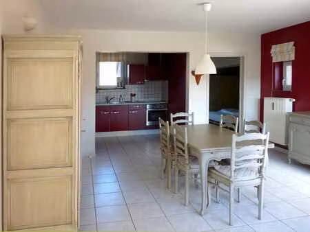 appartement lumineux meublé et décoré avec goût.