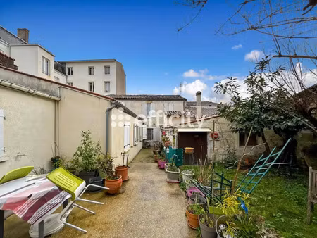 vente immeuble à saintes (17100) : à vendre / 250m² saintes