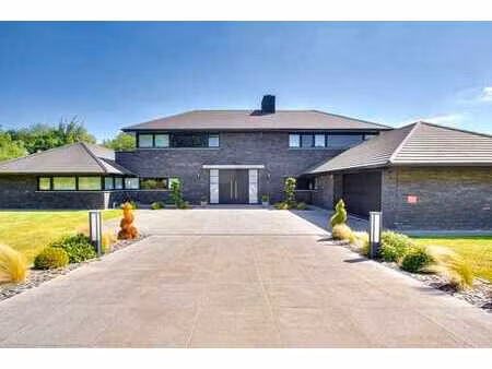 villa d'exception avec piscine dans un secteur prisé !