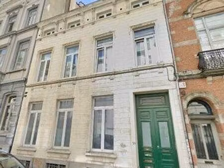 une maison d’habitation avec jardin