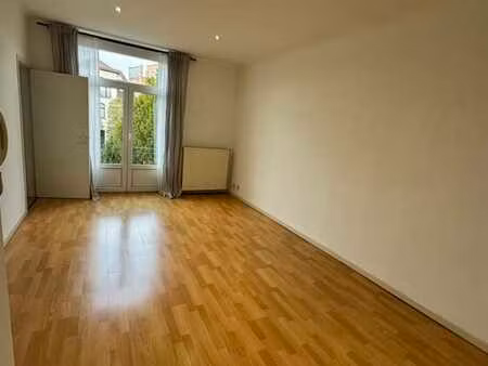 edith cavell - appartement 1 chambre au 1er a louer