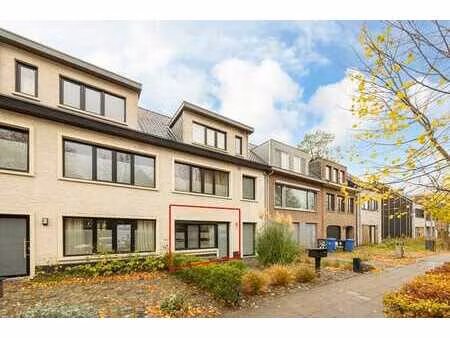 in optie !! volledig gerenoveerd gelijkvloers appartement...